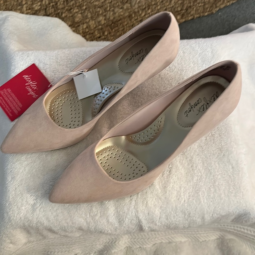 Womens size 8 1/2 suede pumps by Dexflex comfort